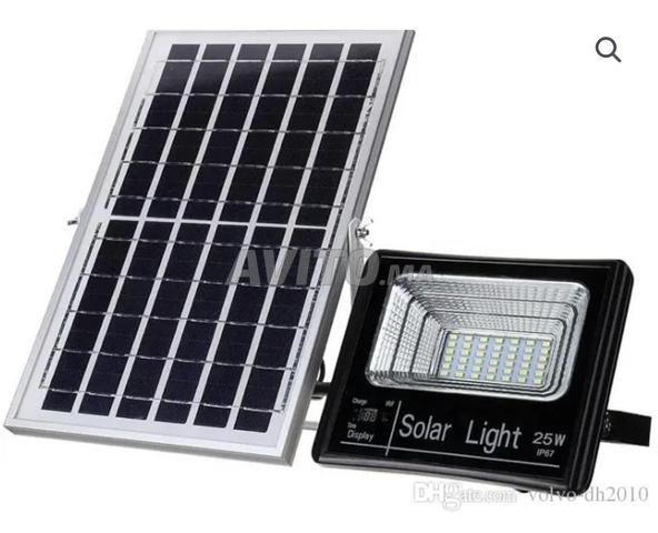 Projecteur de bonne qualité avec panneaux solaires - 2
