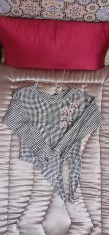 Chemise H&M originale à carreaux noirs et blancs avec fleurs, taille 10-11