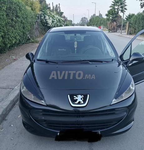 Voiture Peugeot 207 modèle 2007 en bon état à vendre.