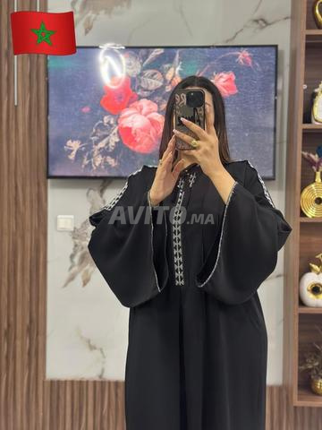 Abaya top en crêpe avec une touche moderne