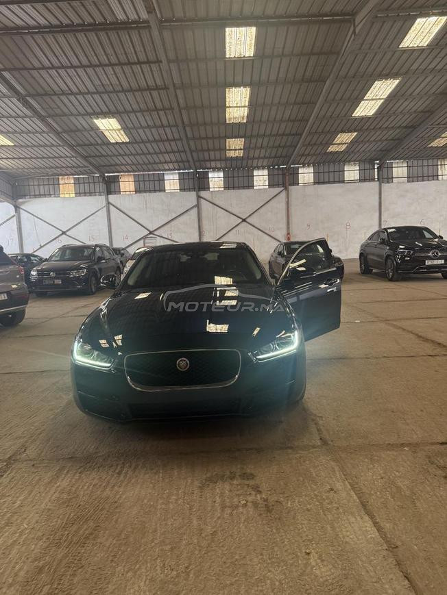 Jaguar XE toujours suivie à la maison.