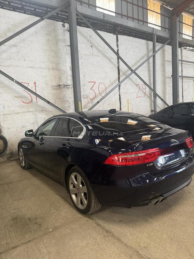 Jaguar XE toujours suivie à la maison.