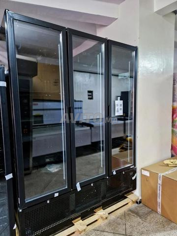 واجهة عرض مبردة احترافية بـ 3 أبواب