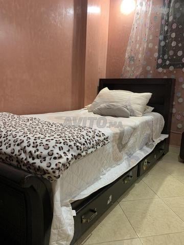 deux lits une place et une table de nuit
