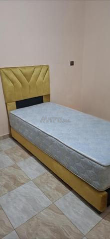 Lit simple design élégant couleur or avec matelas