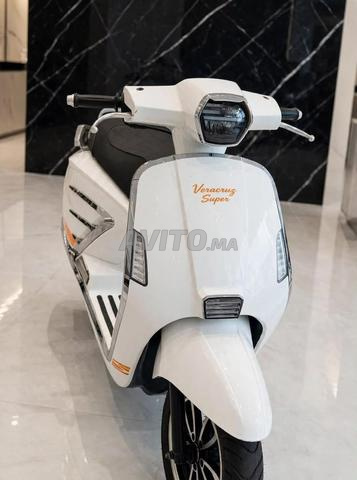 Moto propre 100/100 livraison possible modèle 2024