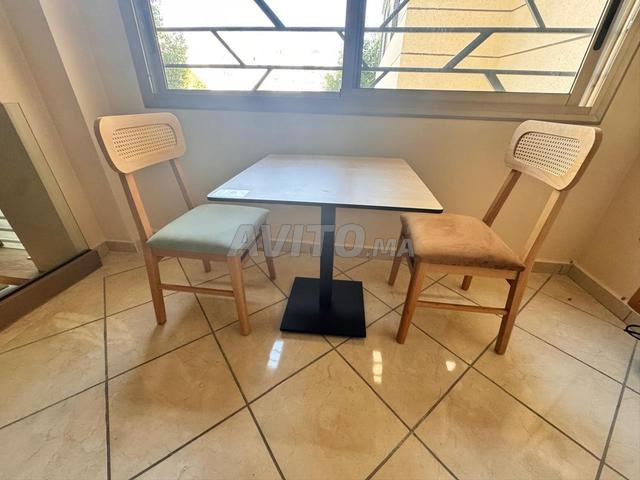 LOT DE CHAISES ET TABLES POUR CAFÉ - 2