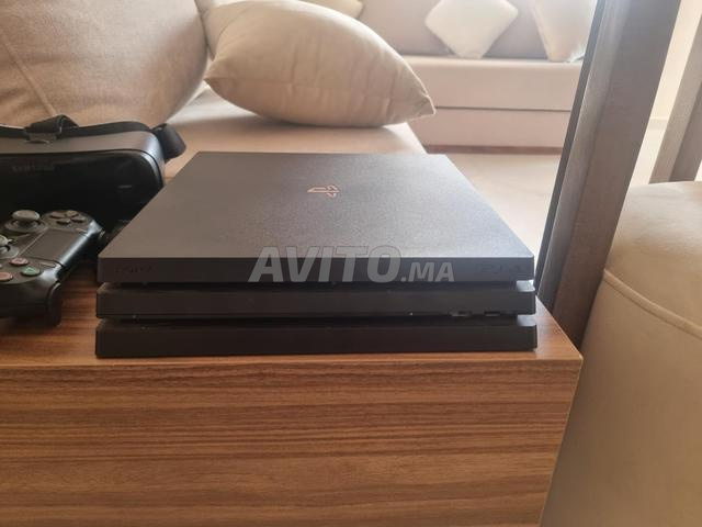 PS 4 Pro presque neuf - 2