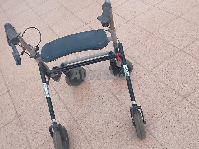 Fauteuil pour personnes âgées ou malades - 2