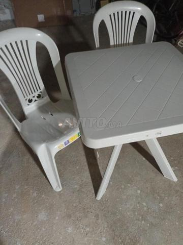 Table atlas plastique et 2 chaises presque neuves - 2