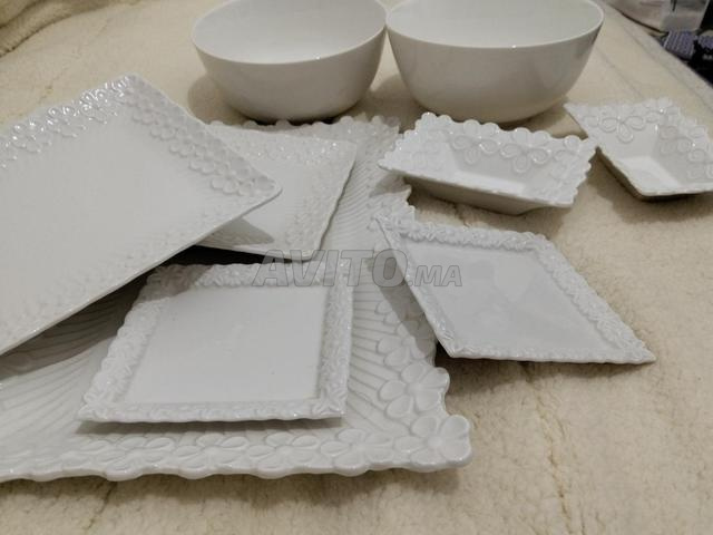 9 pièces en porcelaine. - 2