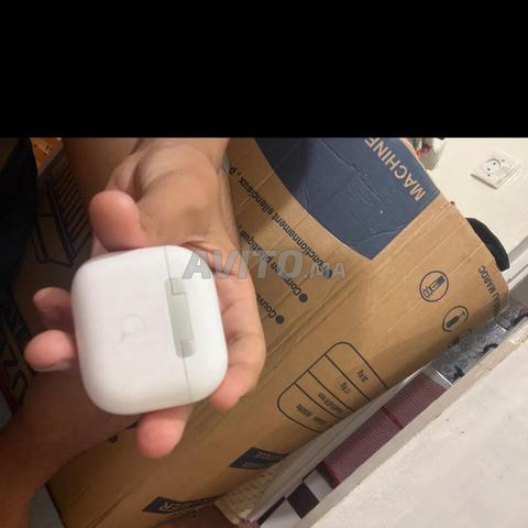 سماعات AirPods بحالة لا بأس بها - 2