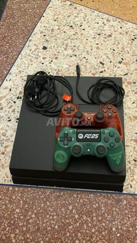 PS4 avec 2 manettes, jouable en ligne