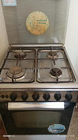 Cuisinière avec four fonctionne bien, juste besoin d'un nettoyage - 2