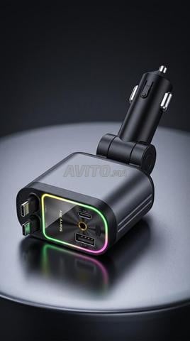 Chargeur de voiture 4 en 1 avec deux câbles rétractables