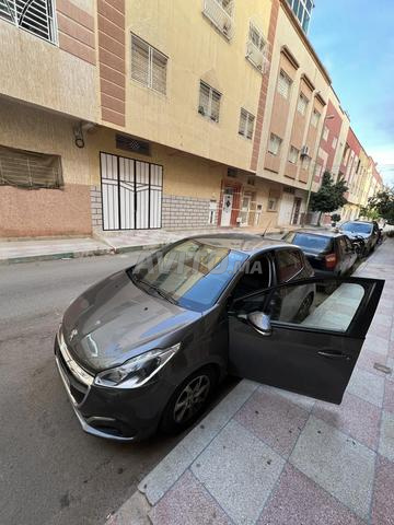 Peugeot 208 modèle 2019 très bon état - 2