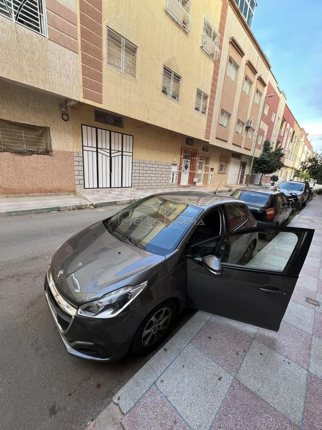 Peugeot 208 modèle 2019 tres bon etat