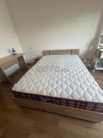 Lit à vendre avec matelas - 2 tables de chevet - bureau - 2