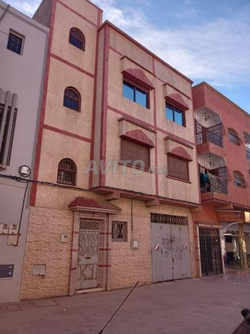 Maison à vendre composée d'un local commercial et de deux étages