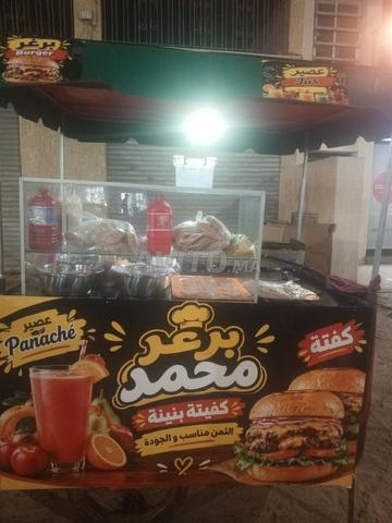 عربة لبيع البرجر بكامل تجهيزاتها