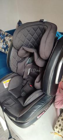 مقعد سيارة للأطفال بحالة جيدة جداً