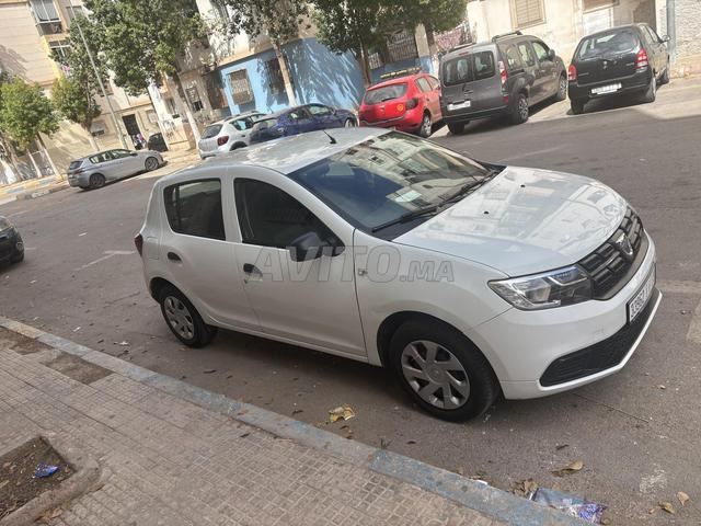 Voiture propre, première peinture, carte grise à mon nom