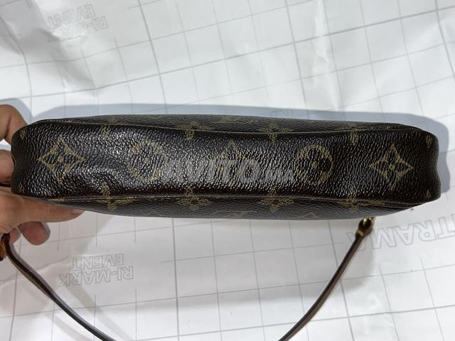LOUIS VUITTON Pochette accessoire sac à main en cuir - 2
