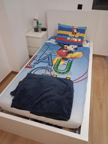 Deux lits avec matelas et chevets - 2