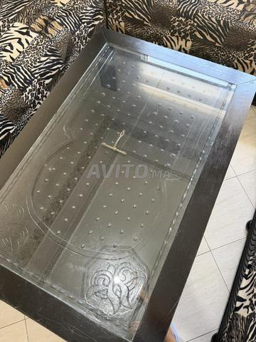 Salon marocain complet avec table et placard