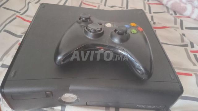 Xbox 360 slim أصلية مع يد تحكم ولكن بدون شاحن