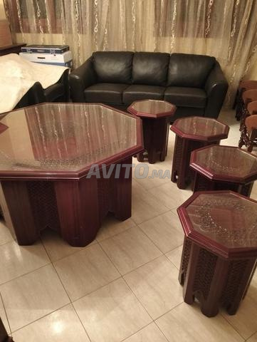 Table avec 4 chaises en bois de oud et genévrier