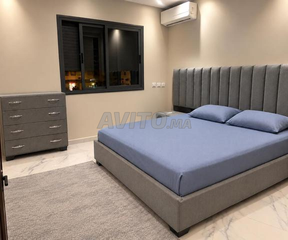 Chambre à coucher avec 2 petites tables de chevet et 1 grande sans moustiquaire