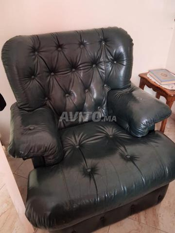 Fauteuil en cuir avec une table