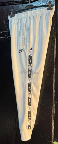Pantalon de sport Nike blanc - Excellent état et authentique. - 2