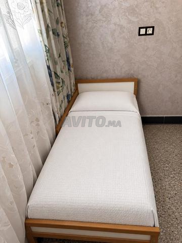 À VENDRE LIT EN BOIS AVEC MATELAS