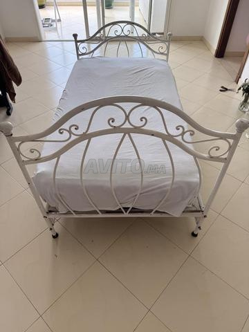 Lit avec table de chevet - 2