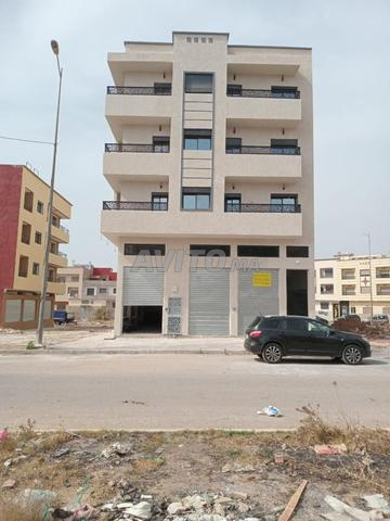 شقق سكنية ومحلات تجارية للبيع.