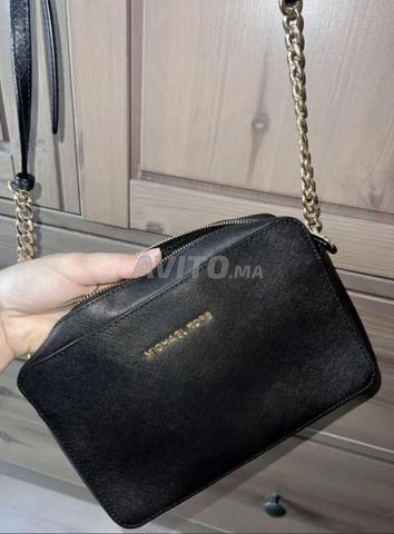 حقيبة مايكل كورس سوداء بسلسلة ذهبية 👜