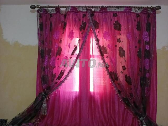 Salon marocain élégant avec rideaux - 2
