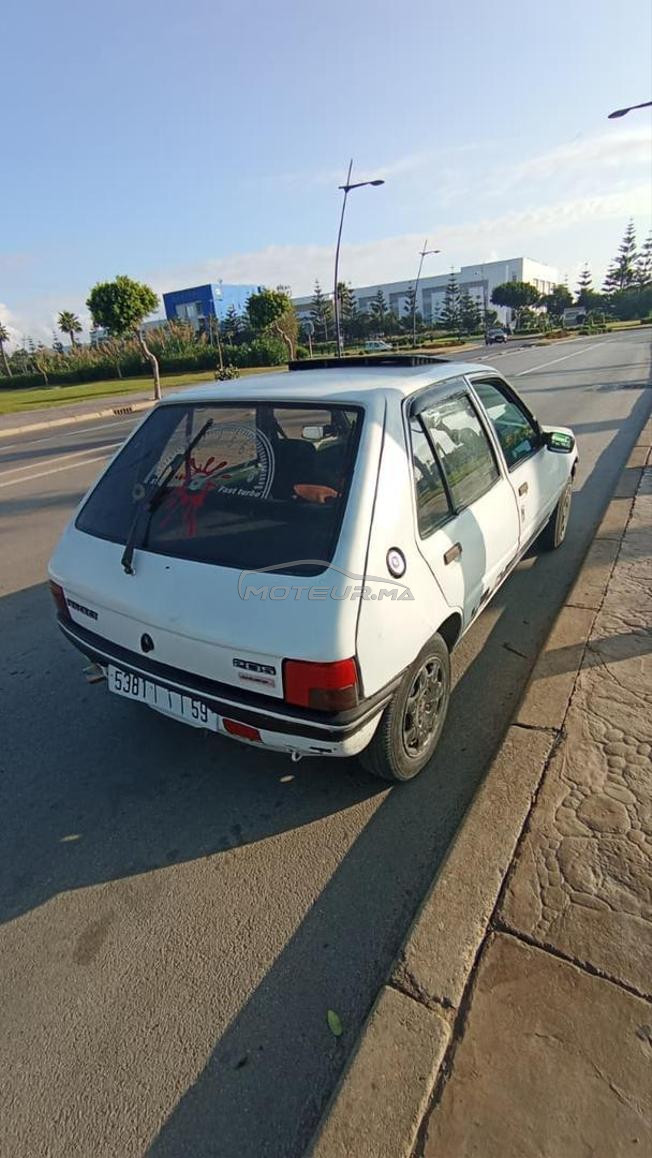 Peugeot 205 . 