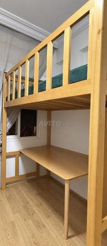 Lit en bois avec échelle et rangements. - 2