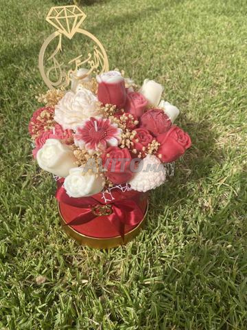 شموع معطرة وباقات زهور - 2