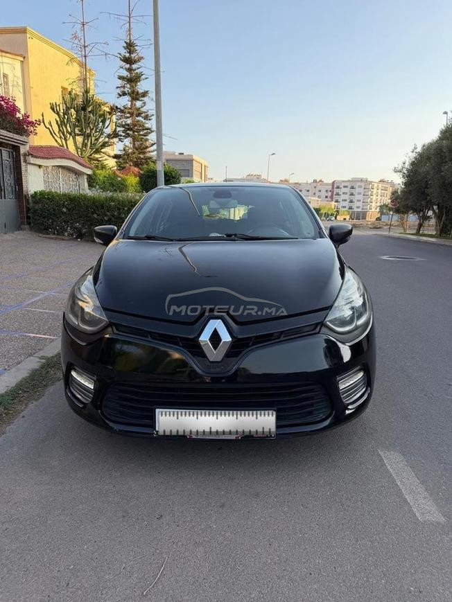 clio 04 très bon état 