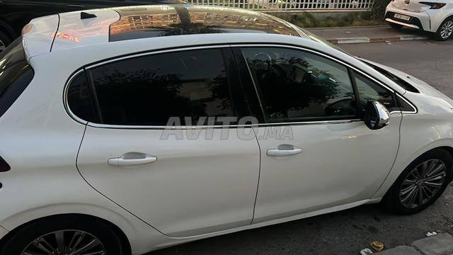 Peugeot 208 Diesel Manuelle 2019 à Tanger - 2