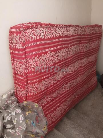 Matelas deux personnes et 3 rideaux