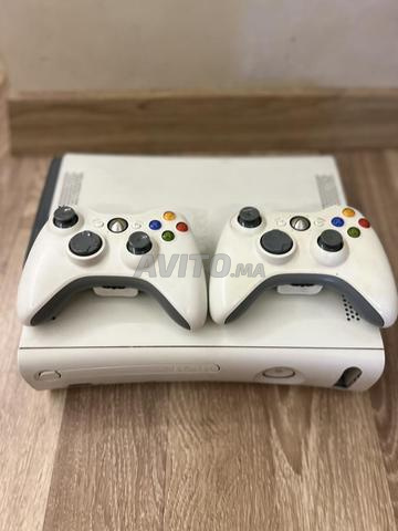 إكس بوكس 360 بيضاء مع 2 يد تحكم