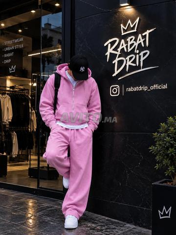 Ensemble neuf élégant de couleur rose disponible à la vente.
Contactez-moi pour acheter.