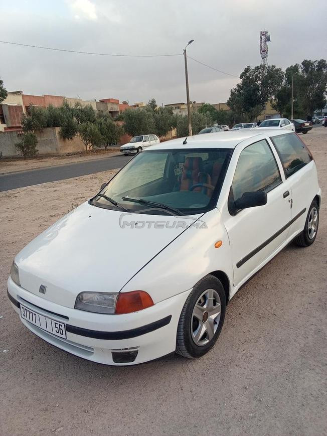 سيارة في حالة جيدة فيها كليمة