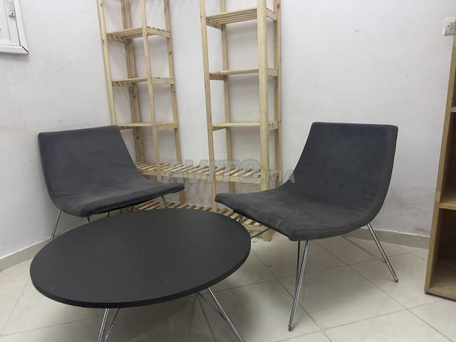 طاولة مع كرسيين قطعة ديكور