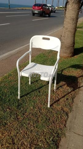 Chaise de salle de bain et de toilette médicale pliable et réglable en hauteur.